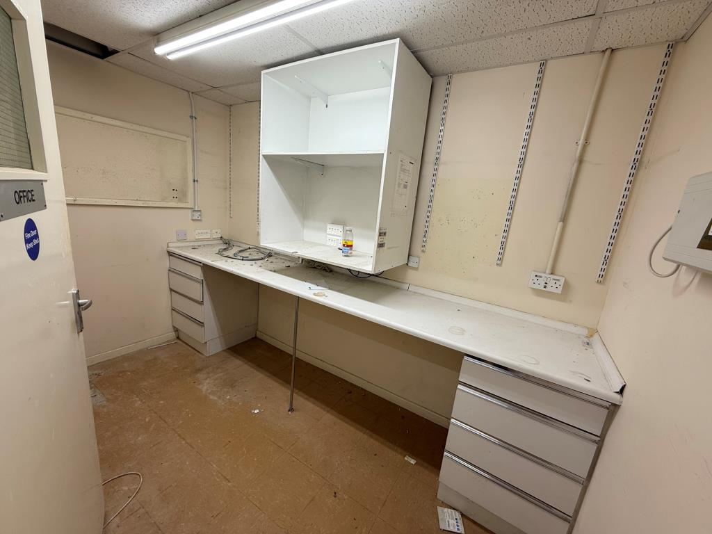 Lot: 12 - VACANT PROPERTY IN TOWN CENTRE - Room to rear